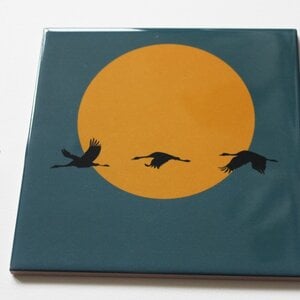 Zon en vliegende ganzen keramiektegel – Decoratieve tegel met serene natuurillustratie