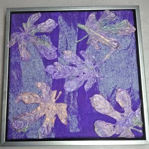 Bladstil – textielkunstwerk van wol en zijde met bladeren in paarse tinten (30 × 30 cm)