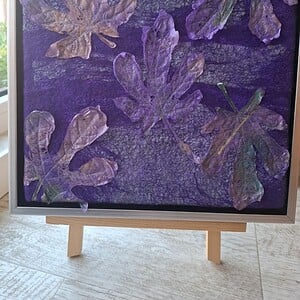 Bladstil – textielkunstwerk van wol en zijde met bladeren in paarse tinten (30 × 30 cm)