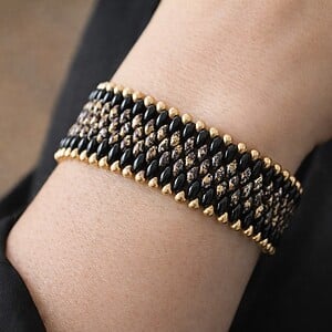 Chic & Sensueel, slangenpatroon armband in zwart en goud