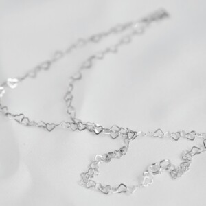 Collier opgebouwd uit verfijnde hartjes als schakels - stijlvol, romantisch en uniek.