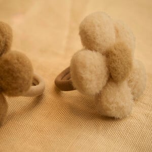 Elastiek bloem van wol (in natuurlijke tinten)
