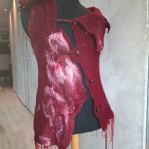 Exclusief vilten vest dames bourgogne – handgemaakt kunstobject van 100% wol met zijde accenten – maat S
