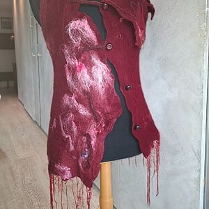 Exclusief vilten vest dames bourgogne – handgemaakt kunstobject van 100% wol met zijde accenten – maat S