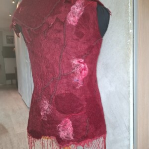 Exclusief vilten vest dames bourgogne – handgemaakt kunstobject van 100% wol met zijde accenten – maat S
