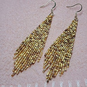 Fringe oorbellen Confetti Midas Touch – brick stitch, Miyuki Delica kralen, 9 cm lang
