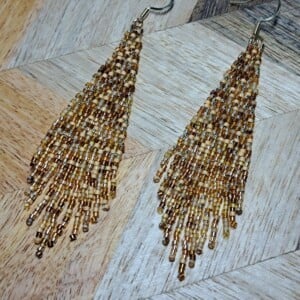 Fringe oorbellen Confetti Midas Touch – brick stitch, Miyuki Delica kralen, 9 cm lang