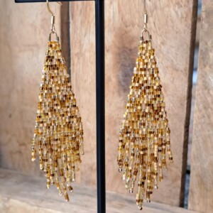 Fringe oorbellen Confetti Midas Touch – brick stitch, Miyuki Delica kralen, 9 cm lang