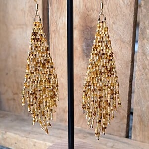 Fringe oorbellen Confetti Midas Touch – brick stitch, Miyuki Delica kralen, 9 cm lang