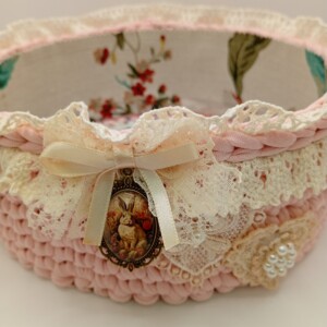 Gehaakt mandje in brocante sfeer