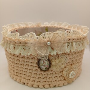 Gehaakt mandje in brocante stijl