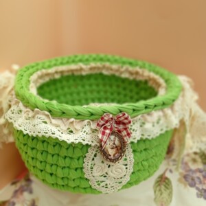 Gehaakt mandje met kantjes