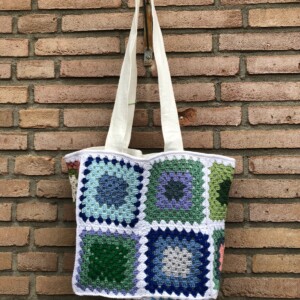 Gehaakte tas van granny squares, totebag, nieuw in thema blauw-groen