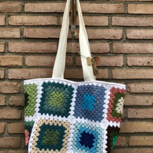 Gehaakte tas van granny squares, totebag, nieuw in thema blauw-groen