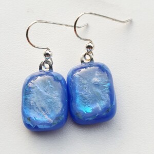 Glasfusion oorbellen in helderblauw met echt zilveren oorhaak