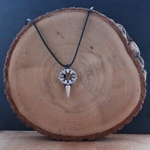 Grafisch & Eigenwijs, minimalistische hanger met zichtbaar weefdraad