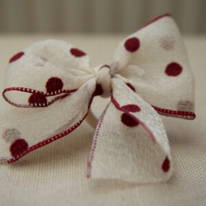 Haarclip strik wit met rode stippen