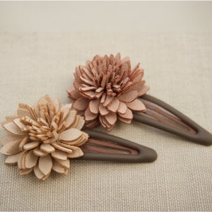 Haarspeld bloem kunstleer (naturel/bruin)