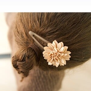 Haarspeld bloem kunstleer (naturel/bruin)