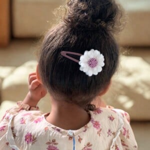 Haarspeld mat met bloem van wol