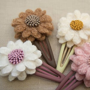 Haarspeld mat met bloem van wol