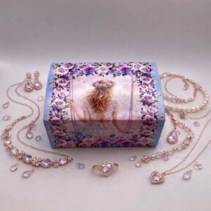 Handgedecoreerde bamboe sieradendoos ‘Girl on a swing’