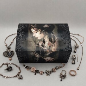 Handgedecoreerde bamboe sieradendoos ‘Silent Wings’