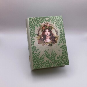 Handgedecoreerde houten sieradendoos in boekvorm met “Bosfee”