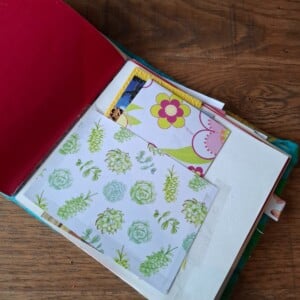 Handgemaakt art journaling boekje met unieke gevilte kaft met bloemmotief– 32 pagina’s & losse stickers