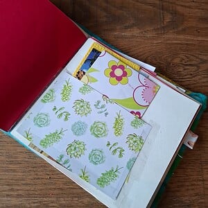 Handgemaakt art journaling boekje met unieke gevilte kaft met bloemmotief– 32 pagina’s & losse stickers