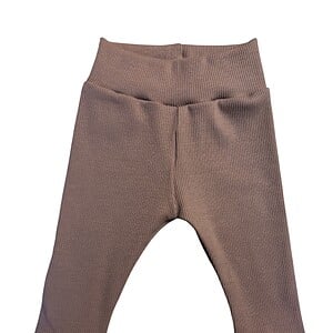 Handgemaakt baby broekje bruin rib
