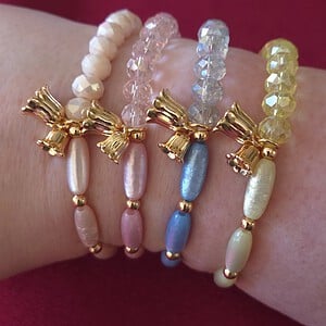 Handgemaakte armband met vergulde bloembedel