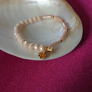 Handgemaakte armband met vergulde bloembedel