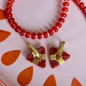 Handgemaakte glanzende driehoek oorbellen - rood