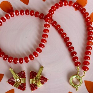 Handgemaakte glanzende driehoek oorbellen - rood