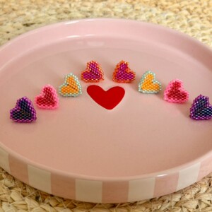 Handgemaakte hartvormige oorbellen - frisse lentekleuren