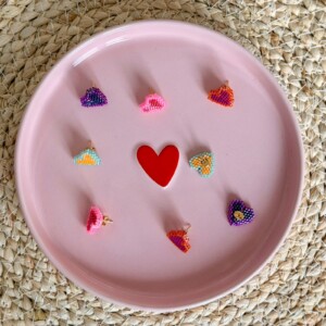 Handgemaakte hartvormige oorbellen - frisse lentekleuren