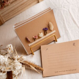 Handgemaakte kaart met gedroogde bloemen