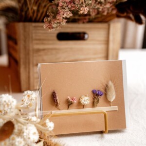 Handgemaakte kaart met gedroogde bloemen