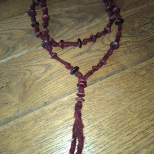 Handgemaakte ketting bourgogne – boho statement ketting van wol – one of a kind
