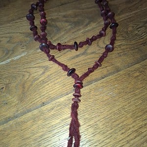 Handgemaakte  ketting bourgogne – boho statement ketting van wol – one of a kind