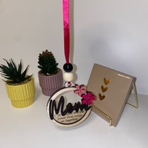 Handmade Liefdevol Mom Cadeau – Laser Gesneden Autohanger met Details
