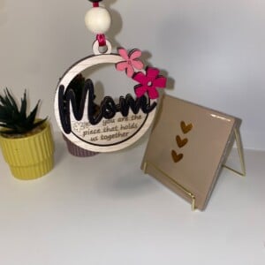 Handmade Liefdevol Mom Cadeau – Laser Gesneden Autohanger met Details