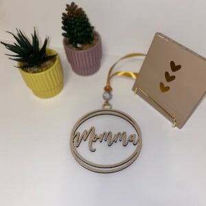 Handmade Stijlvolle Mama Auto Hanger – Lasergegraveerd & Versierd Cadeau