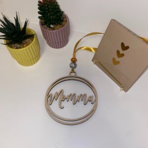 Handmade Stijlvolle Mama Auto Hanger – Lasergegraveerd & Versierd Cadeau