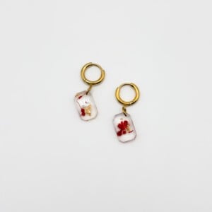 Huggie Hoop Oorbellen met Echte Bloemen uit Den Haag (Mon Chéri)