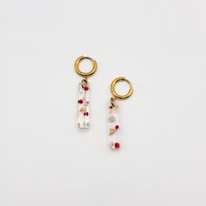 Huggie Hoop Oorbellen met Lange Bedels met Echte Bloemen uit Den Haag (Mon Chéri)