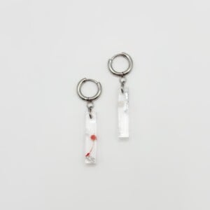 Huggie Hoop Oorbellen met Lange Bedels met Echte Bloemen uit Den Haag (Mon Chéri)