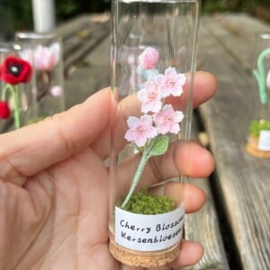 Micro gehaakte kersenbloesem broche