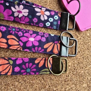 Keycord handgemaakt vlak | antraciet bloemen | soepel, toch stevig | praktisch | Atelier 904